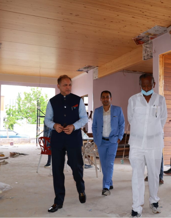 Shri M. T. B. Nagaraj (extreme right), Hon’ble Minister of Small Scale Industries & Municipal Administration, Government of Karnataka,  along with H.E. Dr Nawab Mir Nasir Ali Khan (extreme left), Managing Director, MAK Projects Pvt Ltd.; checking out the premium Canadian Wood Villas being constructed by MAK Projects  in collaboration with the Canadian Wood, on Srisailam Highway, today.