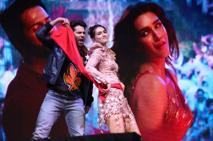 Bhediya star-cast Varun Dhawan and Kriti Sanon grace Vegas Mall